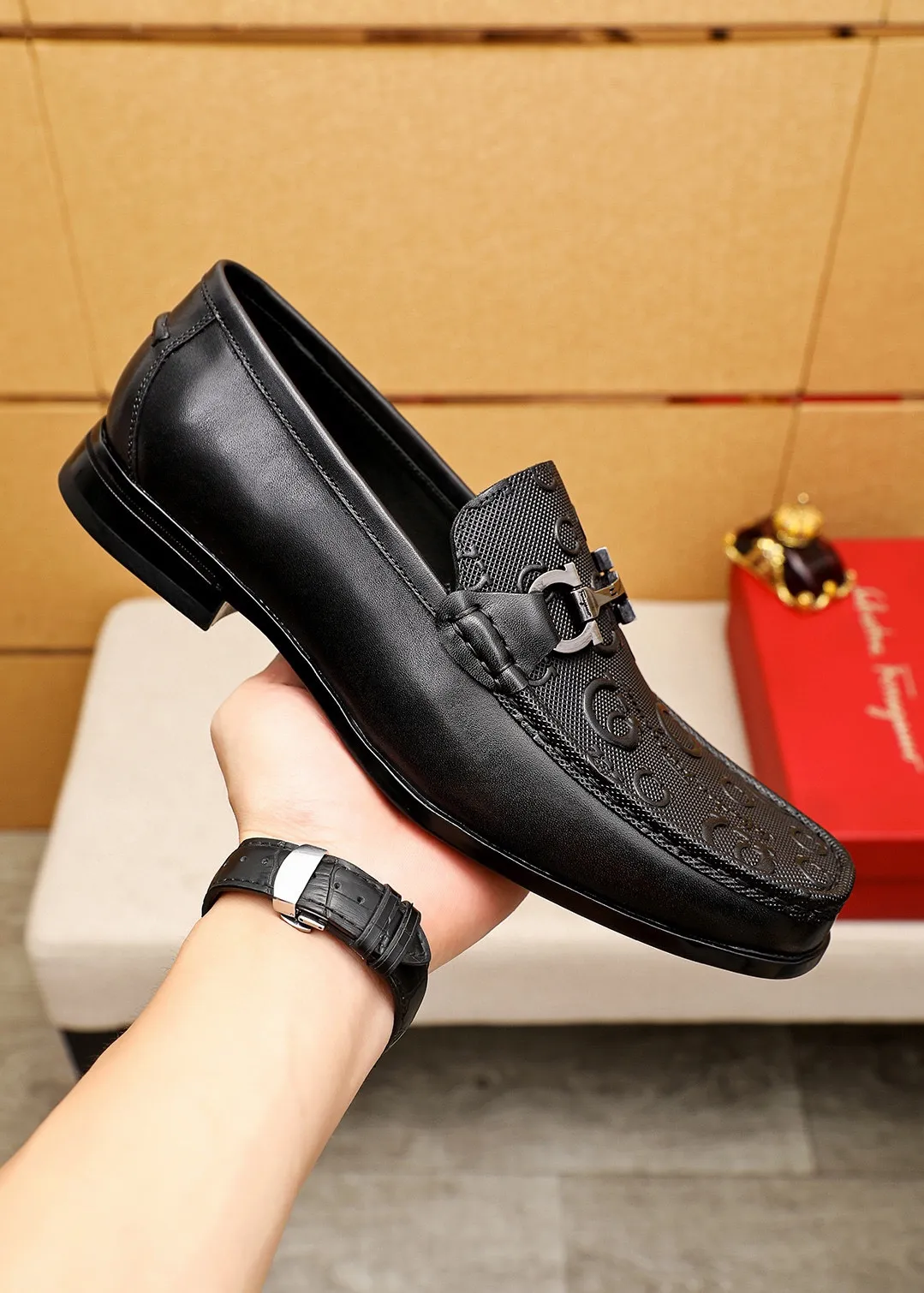 Men's shoes 💰460 💐 Product trademark: Ferragamo "Ferragamo" casual leather shoes Regular size: 38-44 (45.46🉑️customized) Product materials: Selected imported first-layer calfskin embossed upper + luxury hardware buckle, imported water-dyed cow leather lining. Strong three-dimensional visual effect, original rubber outsole Color: 1⃣️color optional